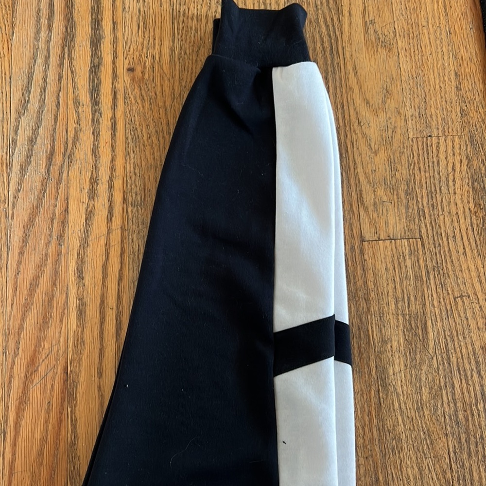 Onzie Sweats - Picture 5 of 7